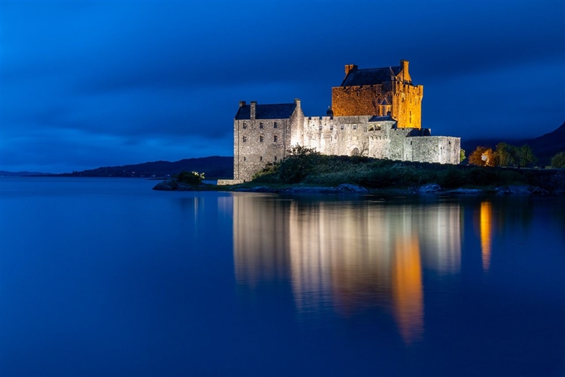 Castelul Eilean Donan, aflat pe o insula unde se intalnesc trei lacuri, in Scotia