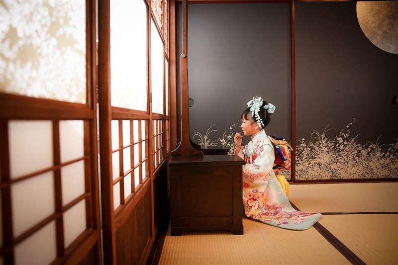 Fata imbracata in chimonou intr-o casa traditionala japoneza