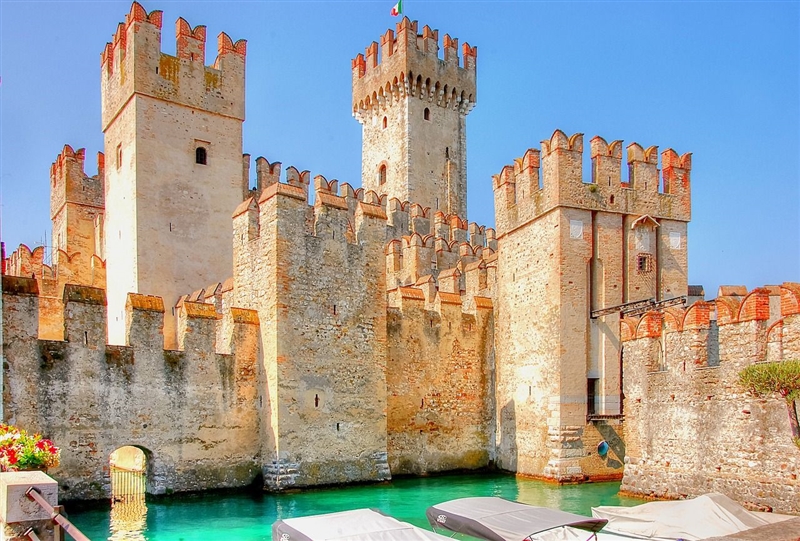 Castelul Scaligero, cu vedere spectaculoasa asupra Lacului Garda, Italia