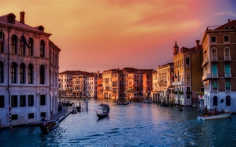 Rasarit de soare peste canalele din Venetia