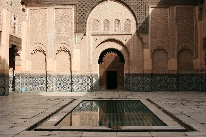 Curte monumentala cu un bazin decorativ in Maroc
