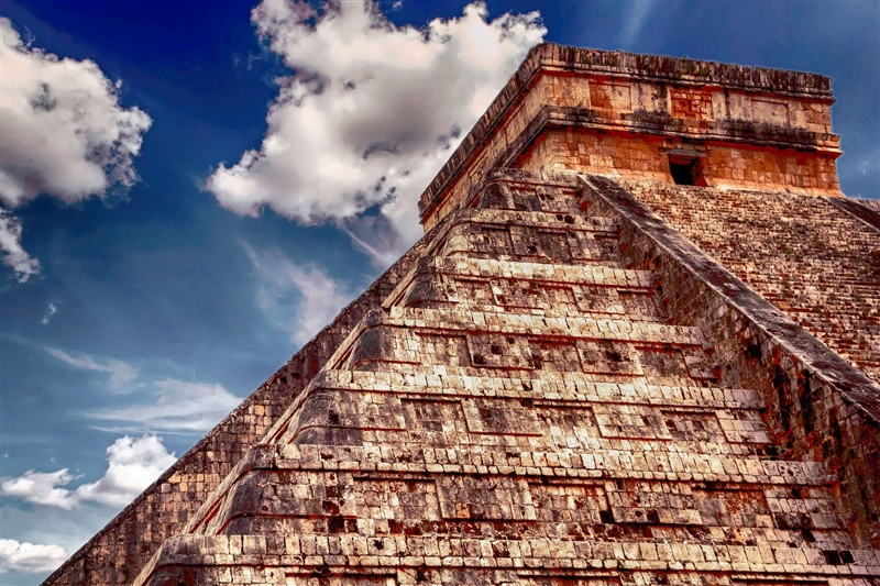Piramida mayasa la Chichen Itza, Mexic