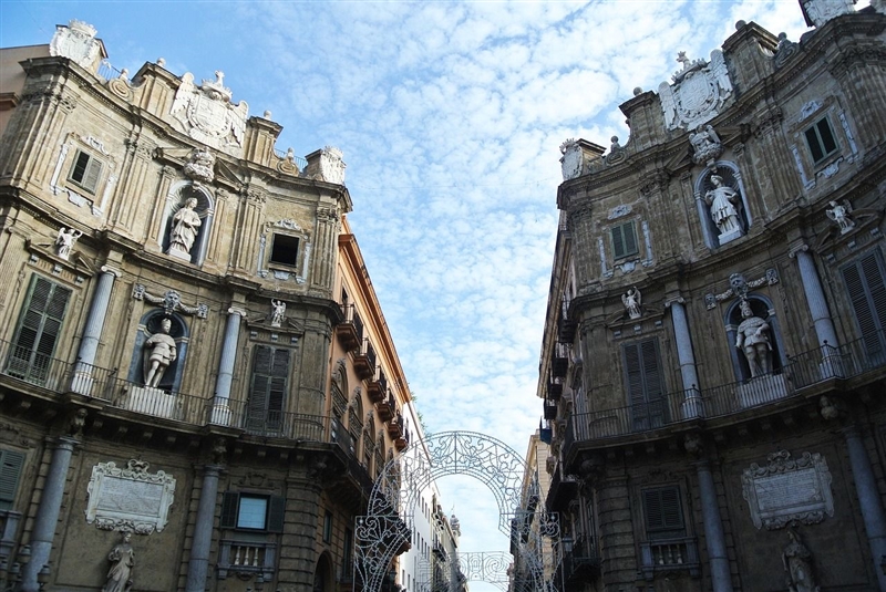 Quattro Canti, cunoscută oficial drept Piazza Vigliena, Palermo