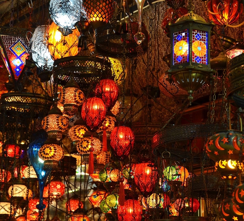 Lampioane colorate intr-un bazar din istanbul