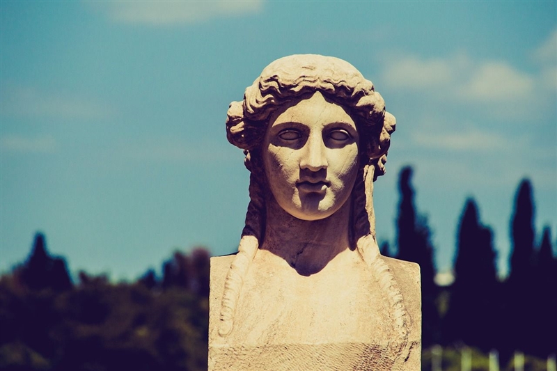 Statueta greceasca reprezentand un bust de femeie