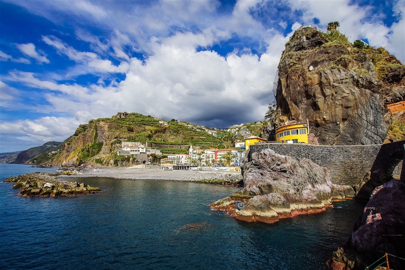 Pesaj cu stanci si ocean din insula Madeira