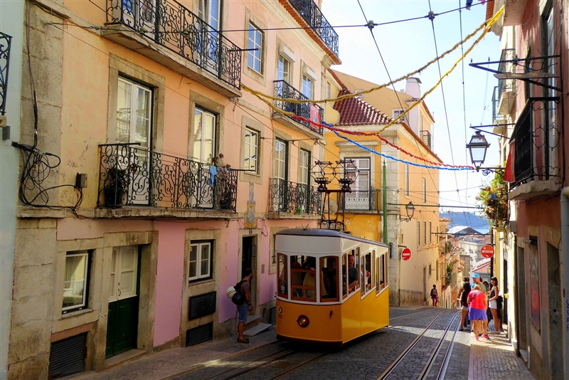 Traditionalul tramvai galben din Lisabona, capitala Portugaliei